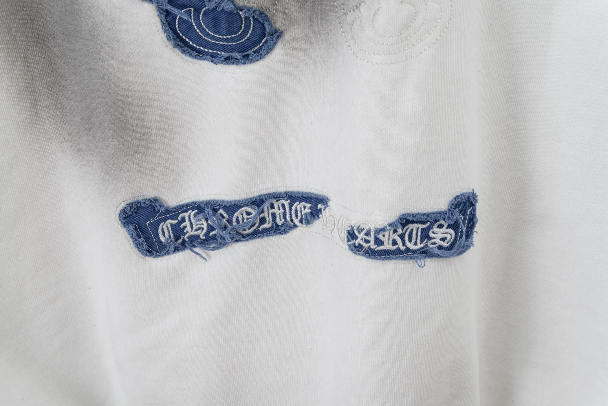 P310 CHROME HEARTS Hooded Sweatshirt - Size: XS, S, M, L - Color: Navy blue, white, black. Made of comfortable and skin-friendly fabrics, it feels unrestricted when worn. The details are finely crafted and the colors are harmonious. The back is embroidered with classic Crocodile heart elements, making it highly recognizable and trendy. Strictly controlled from material selection to production, it is a dazzling item that highlights personality and quality and interprets trendy attitude.